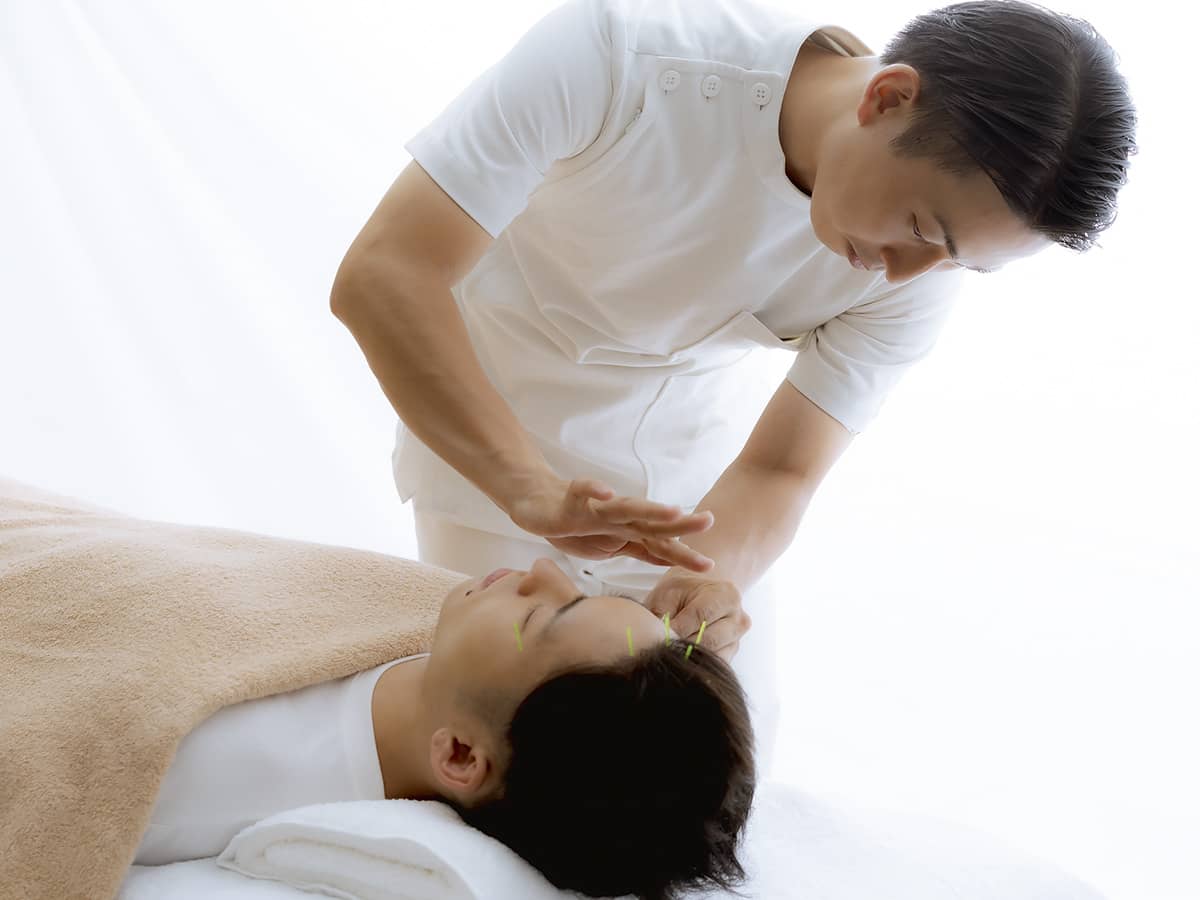 国家資格を持つ鍼灸師の美容鍼の施術 ヒト臍帯血幹細胞培養液肌再生プログラムは男性の方も施術できます